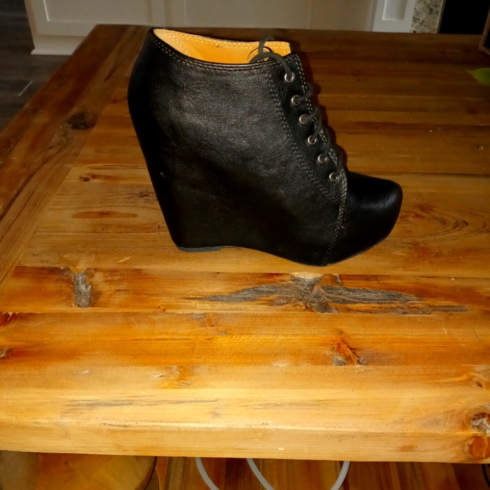 Soda 9 medium wedge black booties